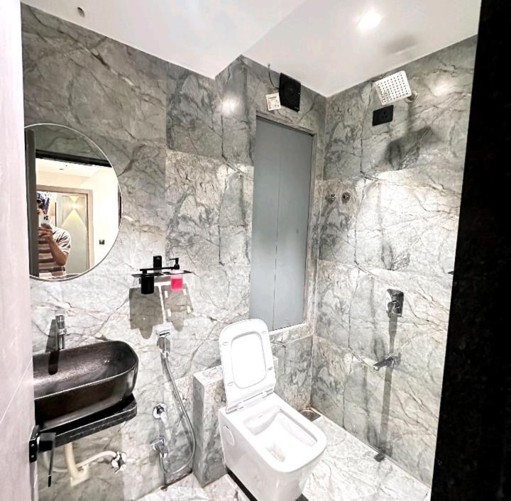 V Love Hotel Сурат Экстерьер фото