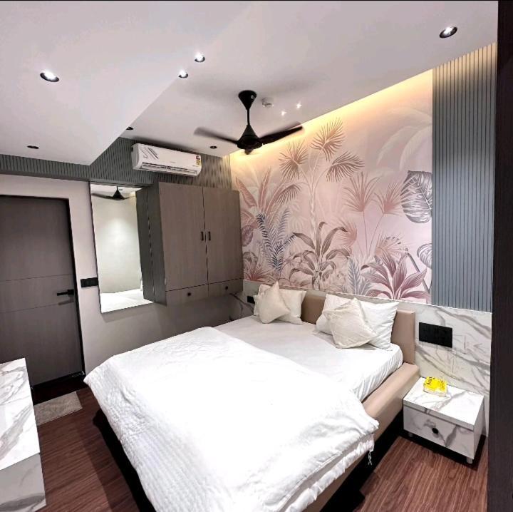V Love Hotel Сурат Экстерьер фото