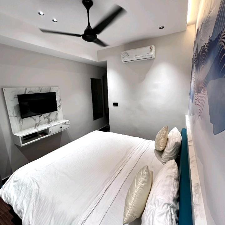 V Love Hotel Сурат Экстерьер фото
