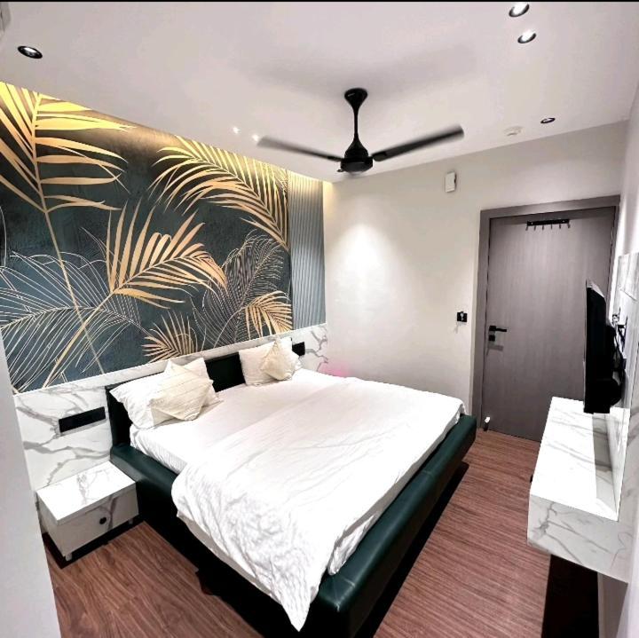 V Love Hotel Сурат Экстерьер фото
