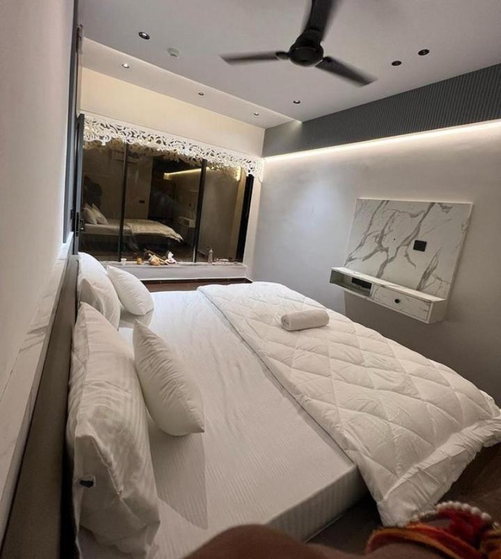 V Love Hotel Сурат Экстерьер фото