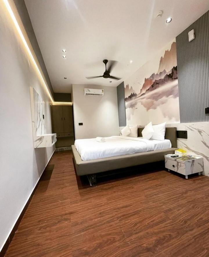 V Love Hotel Сурат Экстерьер фото