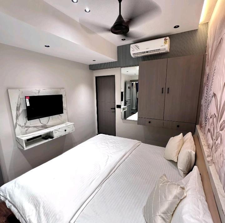 V Love Hotel Сурат Экстерьер фото