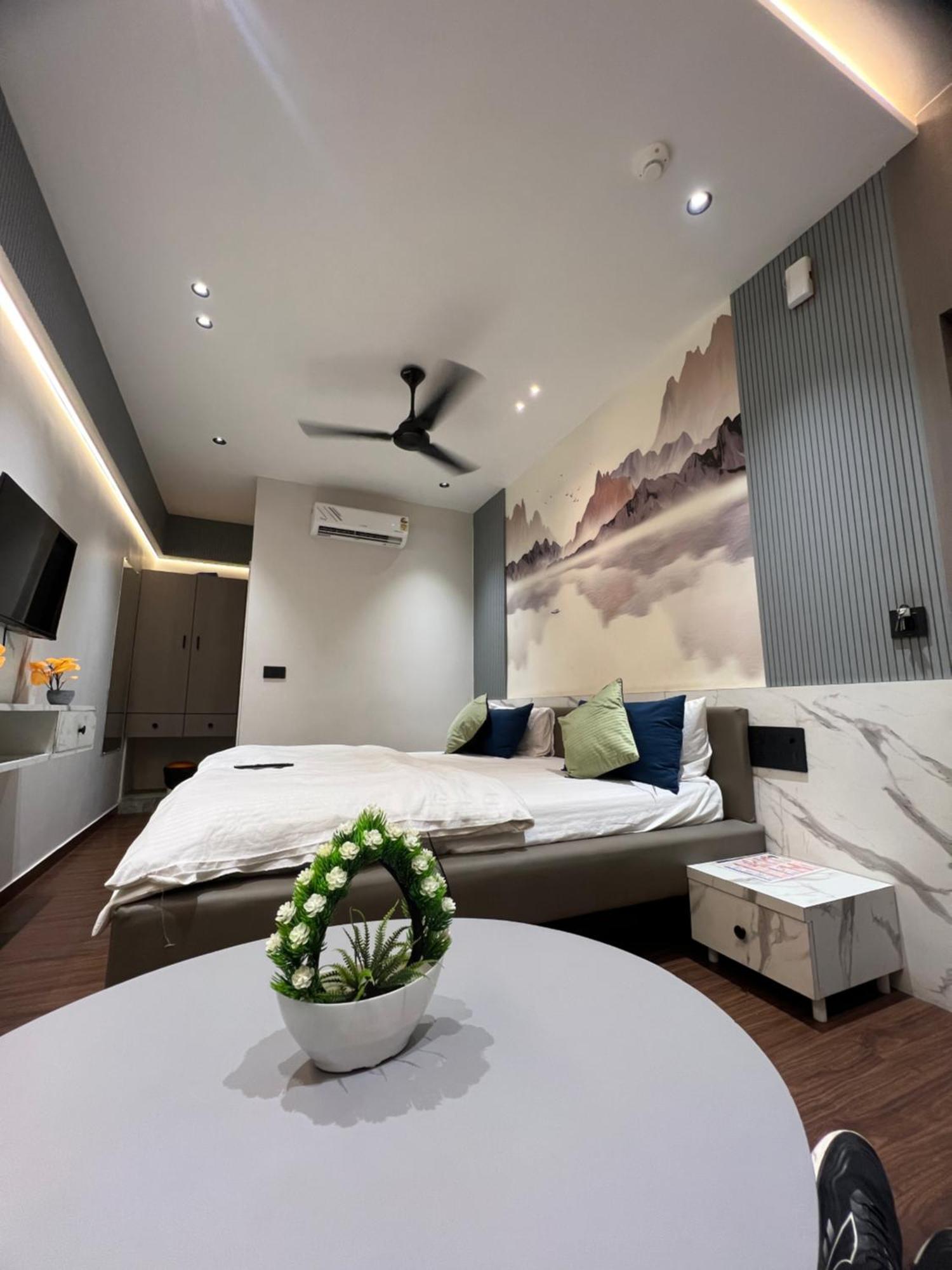 V Love Hotel Сурат Экстерьер фото
