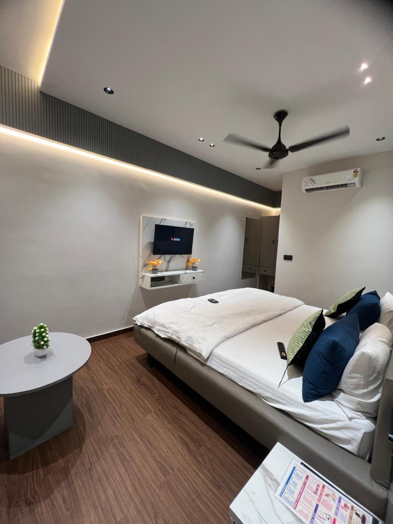 V Love Hotel Сурат Экстерьер фото