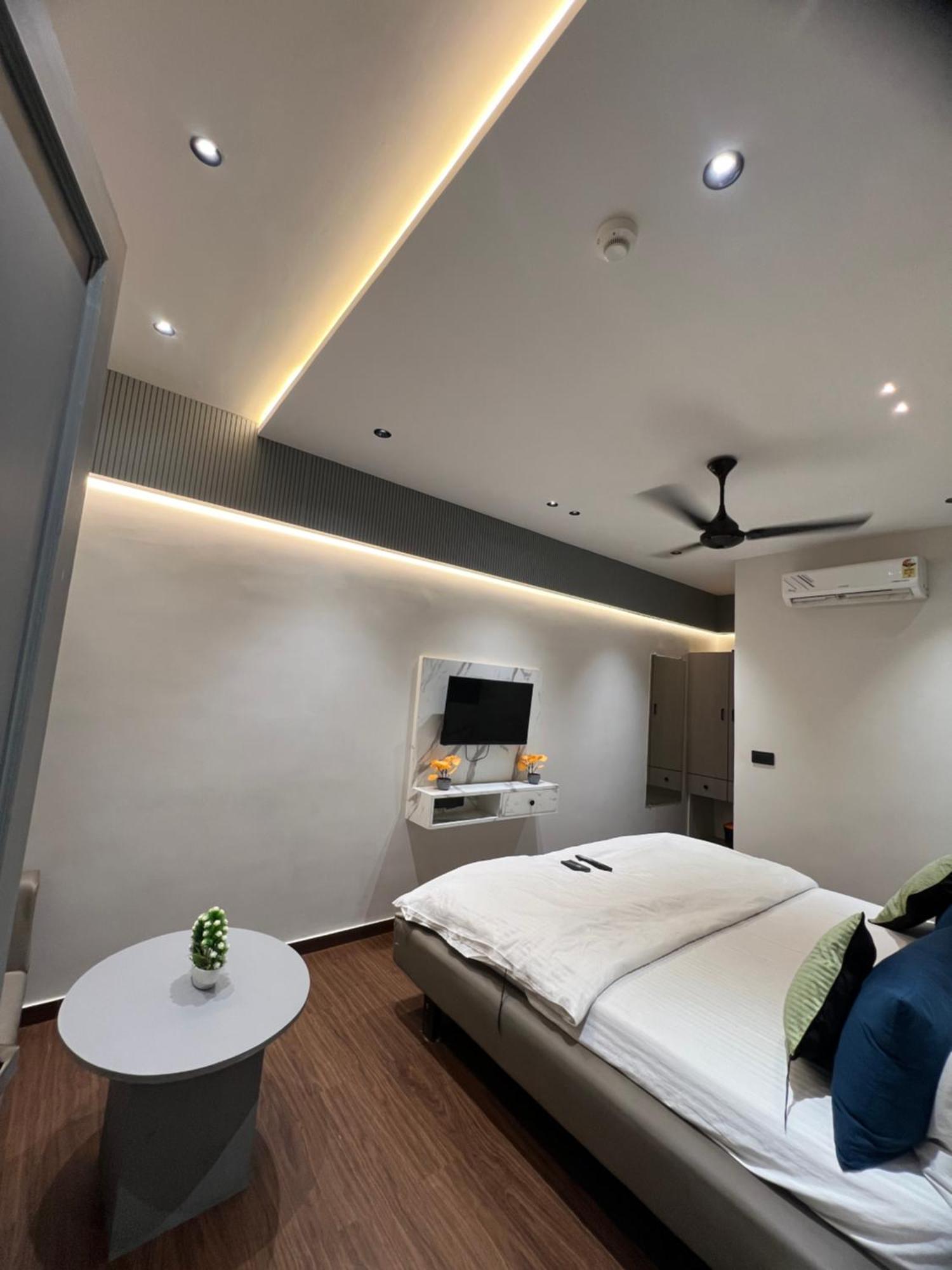 V Love Hotel Сурат Экстерьер фото