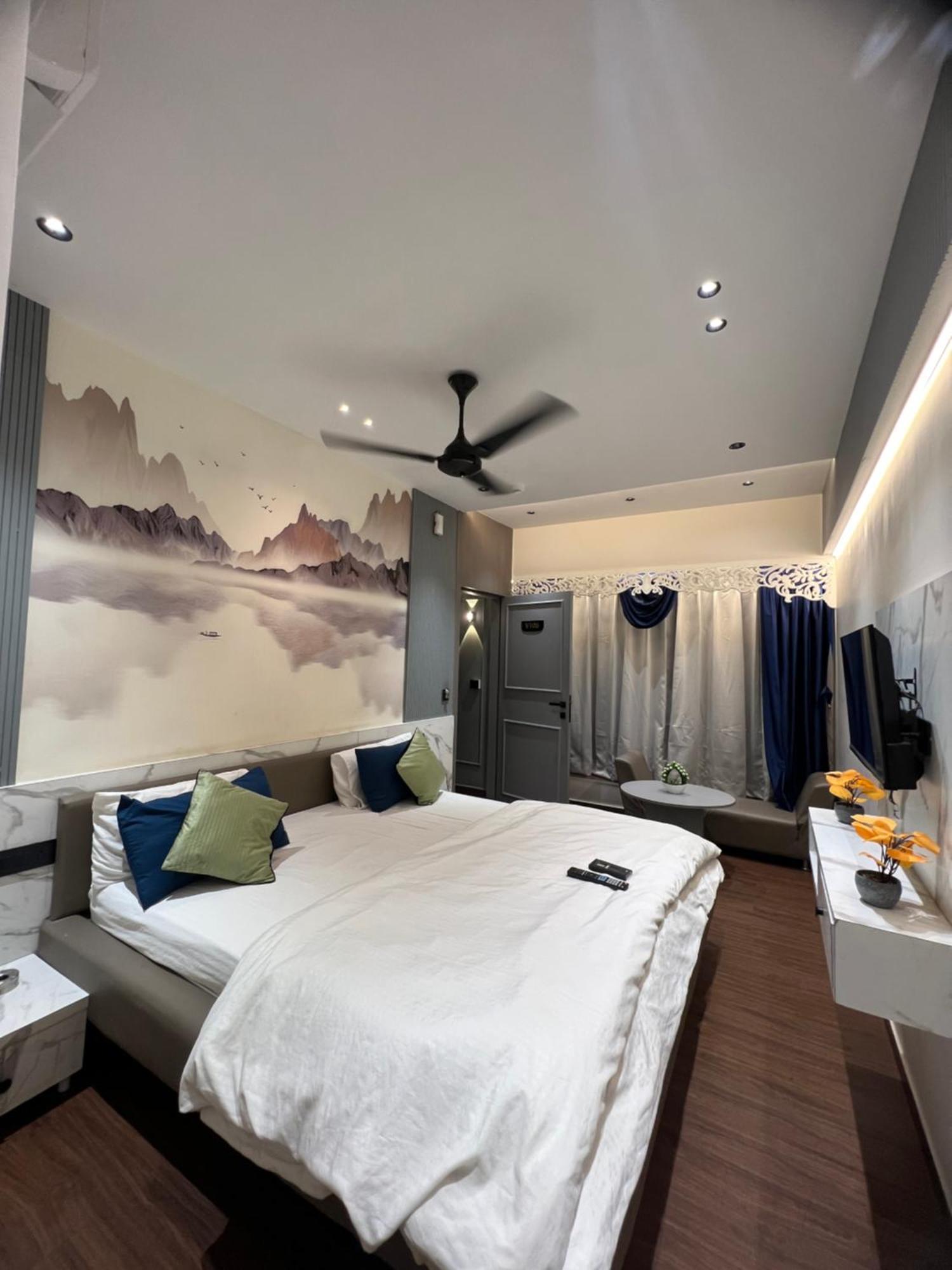 V Love Hotel Сурат Экстерьер фото